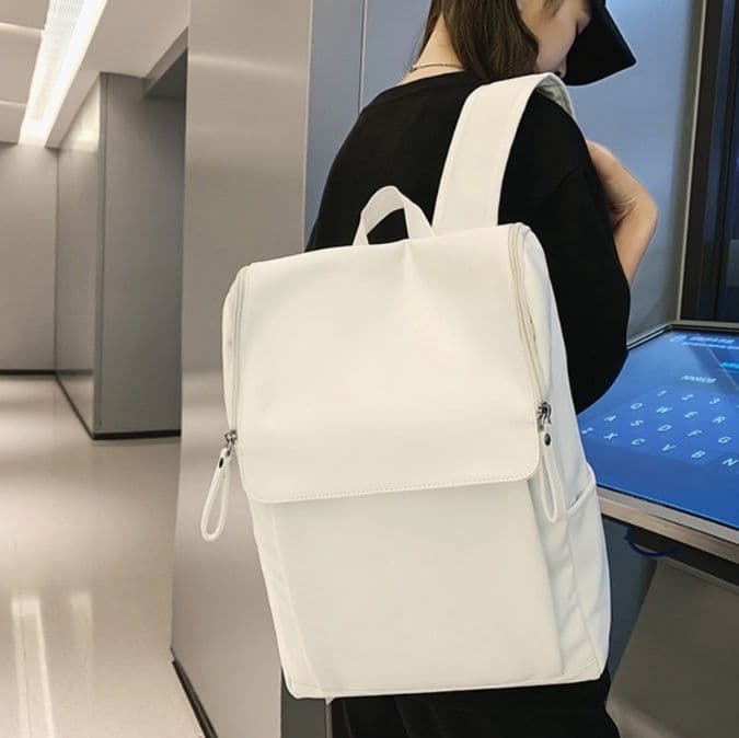 レディースリュック シンプル大容量フラップ付きデイリーリュック